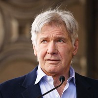 Harrison Ford pernah menolong dua pendaki yang terjebak di gunung karena mengalami cedera. Saat itu para pendaki minta bantuan SAR setempat lewat ponsel dan seketika datang Harrison dengan helikopternya untuk menyelamatkan mereka. Belakangan terungkap kalau sekitar tahun 2000-an, bintang Indiana Jones ini sering jadi sukarelawan yang patroli di pegunungan dekat rumahnya. Foto: Getty Images