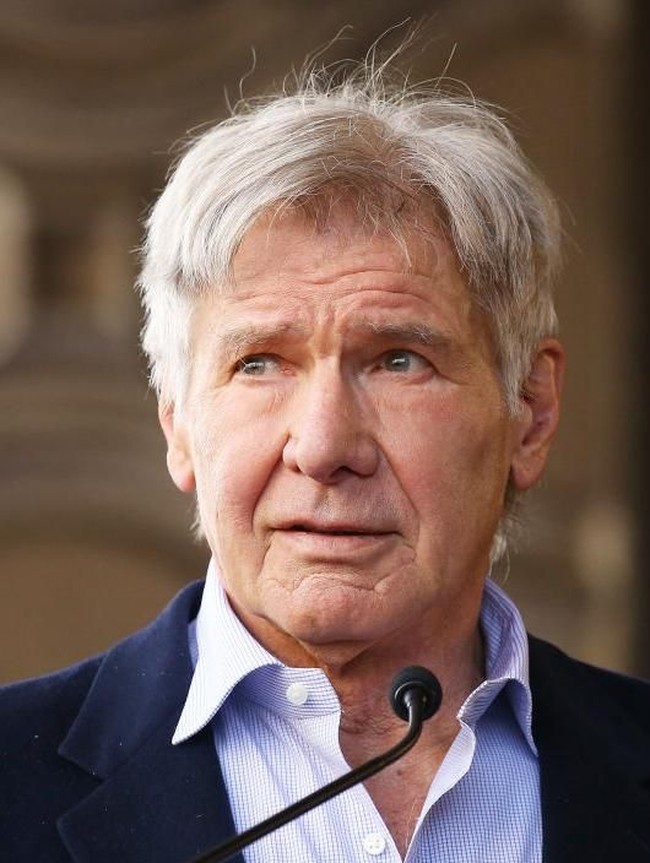 Bekas luka Harrison Ford cukup terlihat di dagunya. Pada 1946, aktor Indiana Jones ini mengalami kecelakaan lalu lintas, dan mobilnya menabrak tiang telepon umum. Ia cedera cukup serius, salah satunya di bagian dagu. Foto: Getty Images