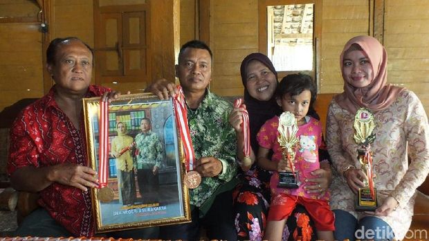 Keluarga Sri Sugiyanti, peraih empat medali Asian Para Games 2018.