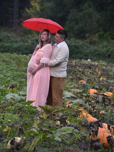 Hiii Seram! Maternity Shoot Pasangan yang Bertema Alien Ini Viral