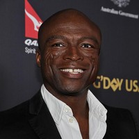 Penyanyi Seal punya bekas luka yang cukup lebar di wajahnya, akibat penyakit lupus yang dikenal dengan nama discoid lupus erythematosus. Tapi ia tetap percaya diri dengan bekas lukanya, karena suara merdunya lah yang berhasil memikat audiens. Foto: Getty Images