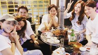 Tuh kan, lagi-lagi kumpul dan makan bersama teman-temannya. Kali ini mereka sedang makan malam di restoran bbq. Kelihatannya enak, ya. Foto: lovely.katie.k  