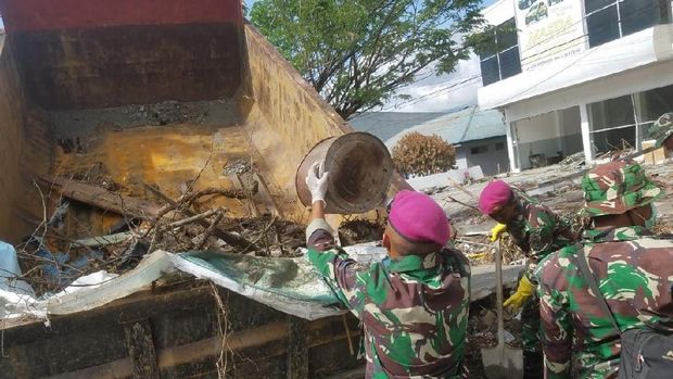 Aksi Prajurit Marinir Angkut Puing Pascagempa di Pantai Talise Palu