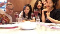 Banyak yang menyebut kalau ibu satu anak ini punya kecantikan alami yang selalu membuatnya awet muda. Lihat saja gayanya saat makan bersama sahabatnya ini. Foto: Instagram lovely.katie.k