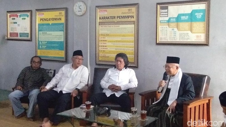 Maruf Amin Minta Saran Menjaga Kerukunan, Begini Jawaban Emha Maruf Amin Minta Saran Menjaga Kerukunan, Begini Jawaban Emha