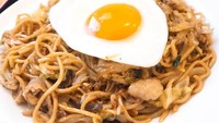 Mie goreng gaya Jepang ini memakai paduan ayam, jamur dan dibumbui shoyu. Sedap! Foto: Instagram @gaw_pyom