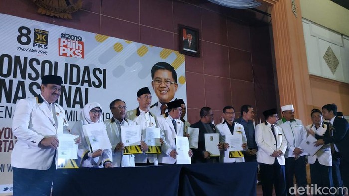 Disaksikan Pimpinan KPK, Caleg PKS Teken Pakta Integritas