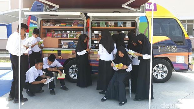 CT ARSA Foundation Serahkan Mobil Iqro untuk Warga Sukoharjo