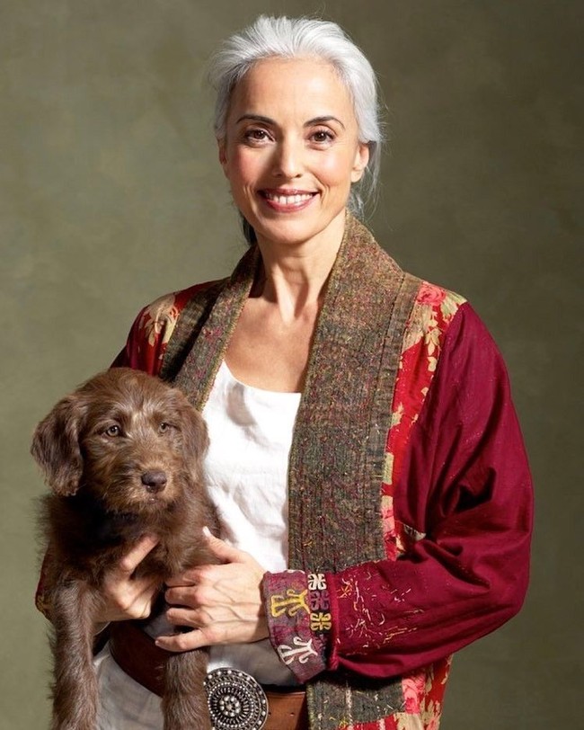 Model asal Prancis itu memulai karier ketika usianya sudah mendekati 30 tahun. Ia pun sempat vakum di umur 45 karena pindah ke New York, Amerika. Foto: Dok. Instagram @yazemeenah