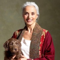 Model asal Prancis itu memulai karier ketika usianya sudah mendekati 30 tahun. Ia pun sempat vakum di umur 45 karena pindah ke New York, Amerika. Foto: Dok. Instagram @yazemeenah