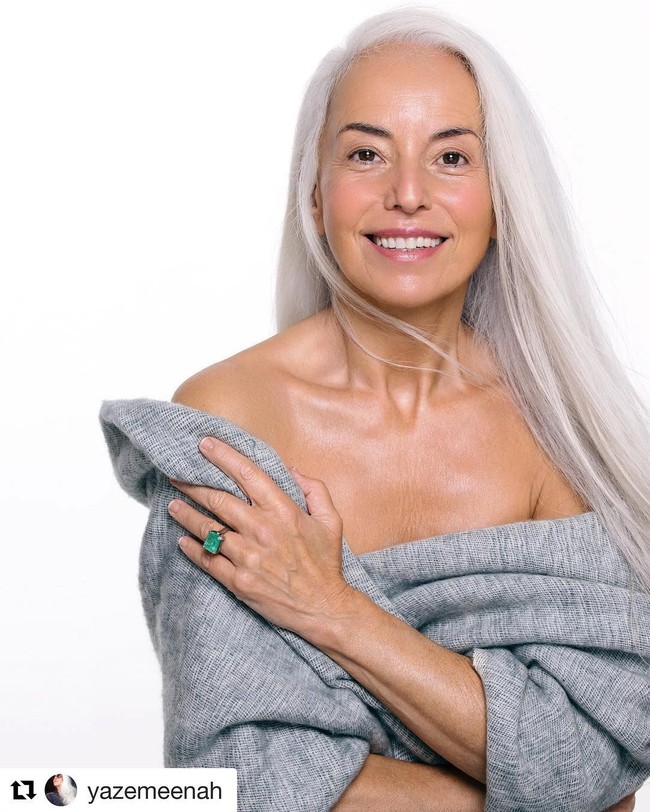 Meskipun usianya sudah 63 tahun, Yasmina masih terlihat cantik dan memiliki kulit yang mulus. Yasmina mengaku tidak suntik botoks atau operasi plastik tapi semua dilakukannya secara alami.Foto: Dok. Instagram @yazemeenah