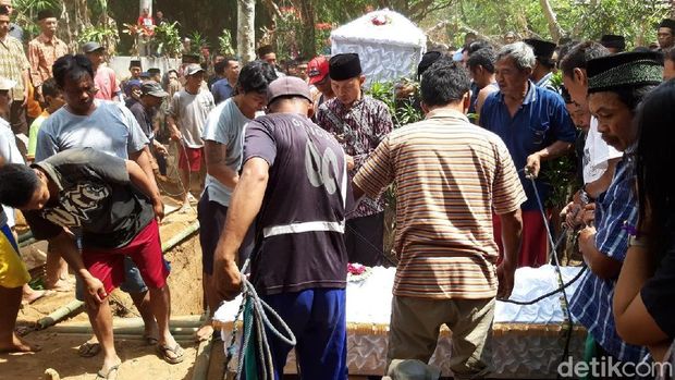 Suasana Pemakaman 6 Sekeluarga Korban Laka Maut di Boyolali