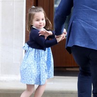 Charlotte yang kala itu datang bersama Pangeran William dan Pangeran George tak henti-hentinya melambaikan tangan ke arah fotografer dan rakyat awam. Foto: Getty Images