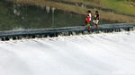 Potret Warga Nekat Sebrangi Kanal Banjir Timur