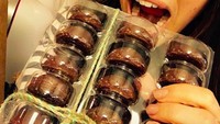 Happ! Aktris dan model ini siap makan tumpukan cokelat di depannya. Duh, jadi ngiler! Foto: Instagram jessicabiel