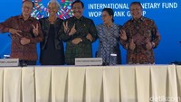 Setelah itu Jim Yong Kim dan Lagarde mulai berpose dengan menunjukkan dua jari. Namun Luhut terlihat enggan mengikuti dia berpose dengan menunjukkan satu jari tengan di tangan kanannya.