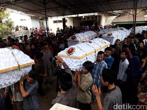 Suasana Pemakaman 6 Sekeluarga Korban Laka Maut di Boyolali
