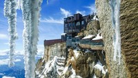 Aiguille Du Midi merupakan tempat wisata yang berada di Pegunungan Alpen di Prancis. Namun karena lokasinya dipuncak pegunungan bersalju, tempat ini mirip seperti markas penjahat di film action. Istimewa/Boredpanda.