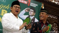 Partai Kebangkitan Bangsa (PKB) menggelar kompetisi (musabaqah) membaca Kitab Kuning, di Kantor DPP PKB, Jakarta, Minggu (14/10/2018). Ketua Umum PKB Muhaimin Iskandar memukul rebana saat dibukanya Musabaqoh Kitab Kuning (MKK).