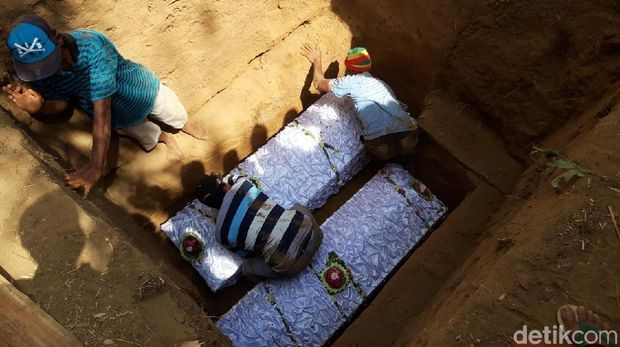 Suasana Pemakaman 6 Sekeluarga Korban Laka Maut di Boyolali