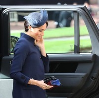 Dress tersebut seperti busana ibu hamil. Meghan yang biasa tampil dengan busana pas badan pun kala itu memilih dress dengan potongan longgar.  Foto: Getty Images
