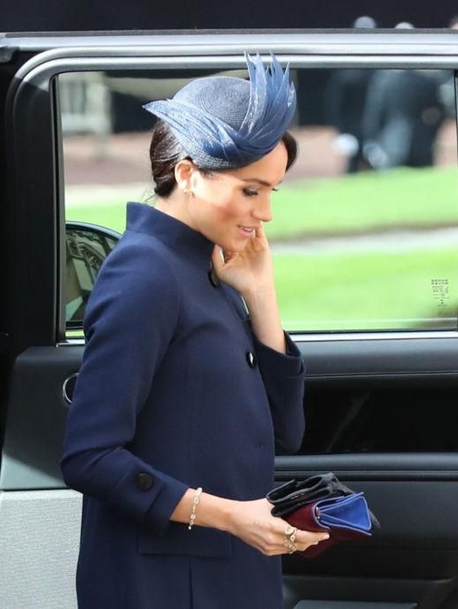 Dress tersebut seperti busana ibu hamil. Meghan yang biasa tampil dengan busana pas badan pun kala itu memilih dress dengan potongan longgar.  Foto: Getty Images