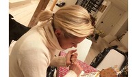  Pemilik nama lengkap Yolanda Hadid Foster ini juga suka membuat kue. Lihat saja aksinya saat menghias ginger house menjelang Natal.  Foto: instagram @yolanda.hadid