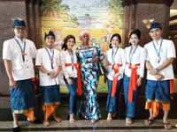 Tampil Beda, Frontliners BNI di Bali Kenakan Baju Tradisional
