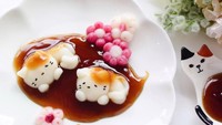 Ronde modern ini lebih kreatif lagi. Dibuat dengan bentuk kucing dan disajikan bersama saus gula merah yang manis dan kental. Foto : littlemissbento