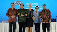 Momen saat Presiden Bank Dunia Jim Yong Kim, Ketua tim Nasional Luhut Binsar Panjaitan, Direktur IMF Christine Lagarde, Menkeu Sri Mulyani dan Gubernur BI Perry Warjiyo saling bergandengan tangan.