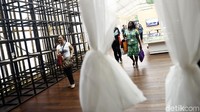 Menteri Keuangan Sri Mulyani mencoba dan meninjau Virtual Reality proyek pemgembangan Mandalika pada area Product Exhibition di Indonesia Pavilion