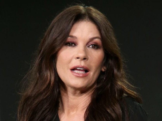 Catherine Zeta-Jones pernah menjalani operasi tracheotomy saat remaja. Operasi itu pun meninggalkan bekas luka pada lehernya. Foto: Getty Images