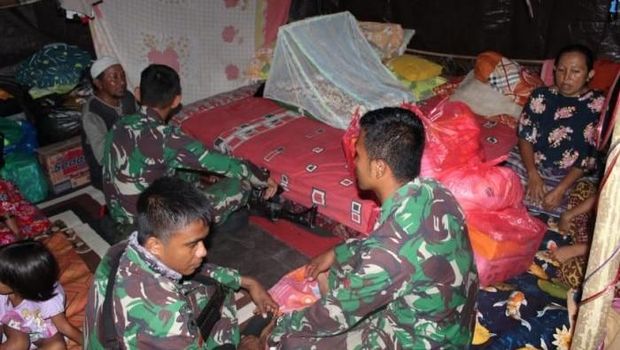 Satgas Divisi Infanteri 3 Kostrad mendatangi lokasi lahirnya bayi kembar 3 di pengungsian Donggala.