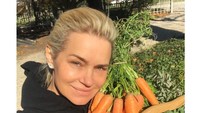 Kecantikan Bella dan Gigi Hadid diwarisi ibundanya yang juga berparas cantik. Di usianya yang menginjak 54 tahun, Yolanda tampil awet muda dan tetap enerjik. Foto: instagram @yolanda.hadid