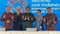 Para tokoh yang hadir seperti Presiden Bank Dunia Jim Yong Kim, Ketua tim Nasional Luhut Binsar Panjaitan, Direktur IMF Christine Lagarde, Menkeu Sri Mulyani dan Gubernur BI Perry Warjiyo berpose saling bergandengan tangan.