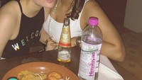 Begini dekatnya Kareena dan salah satu temannya, makan malam bareng sekaligus ngobrol jadi cara Kareena untuk melepaskan penat. Foto: Instagram @therealkareenakapoor