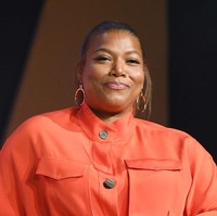  Queen Latifah punya bekas luka di area dahi yang cukup dalam. Luka tersebut ia dapat saat bermain di usia remaja. Alih-alih operasi untuk menghilangkannya, penyanyi dan aktris 48 tahun ini memilih tidak menutupinya karena justru memberikan karakter khas pada wajahnya. Foto: Getty Images