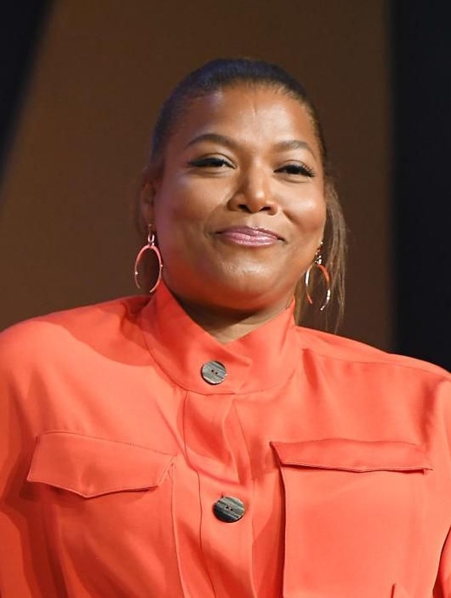  Queen Latifah punya bekas luka di area dahi yang cukup dalam. Luka tersebut ia dapat saat bermain di usia remaja. Alih-alih operasi untuk menghilangkannya, penyanyi dan aktris 48 tahun ini memilih tidak menutupinya karena justru memberikan karakter khas pada wajahnya. Foto: Getty Images
