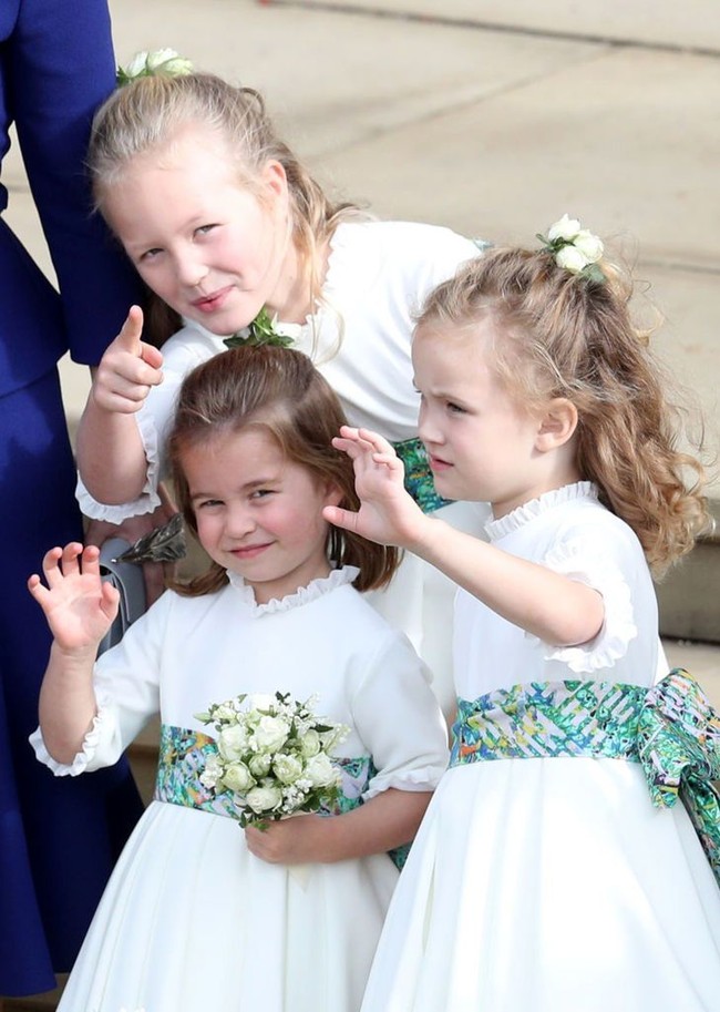 Sadar kamera, Putri Charlotte tersenyum dan kembali melambaikan tangan ke arah fotografer. Foto: Getty Images