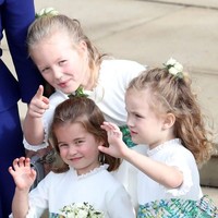 Sadar kamera, Putri Charlotte tersenyum dan kembali melambaikan tangan ke arah fotografer. Foto: Getty Images