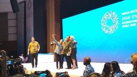 Entah apa maksud dari gaya Luhut itu, namun sebelumnya sempat viral Paspampres yang melarang foto pose 2 jari di depan Jokowi.