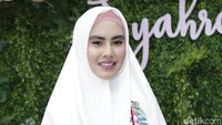 Kartika Putri tampil cantik mengenakan busana bermotif bunga dan hijab putih. Foto: (Palevi/detikHOT)