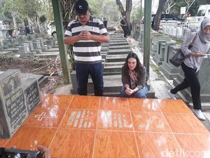 Jelang Perilisan Film Baru, Luna Maya Kunjungi Makam Suzzana