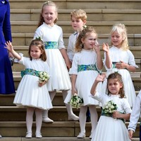 Bersama para sepupunya, Putri Charlotte terlihat kalem tapi percaya diri melambaikan tangan ke rakyat Inggris. Foto: Getty Images