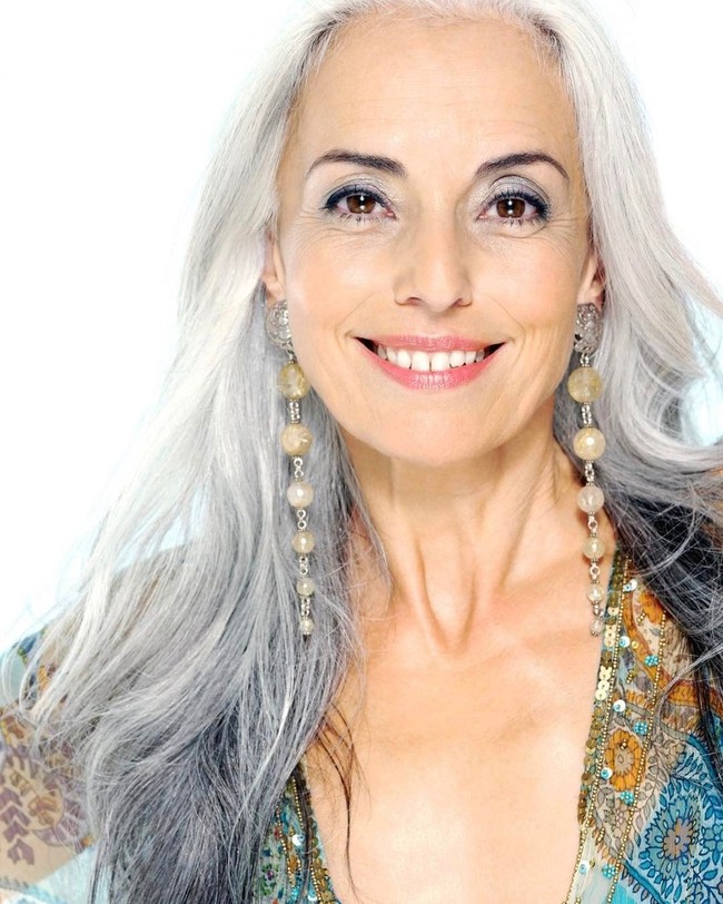 Yasmina mengaku bangga akan dirinya yang sekarang. Aku lebih suka melihatku yang sekarang daripada 20 tahun lalu. Tubuhku menjadi lebih baik dan aku juga merasa lebih bahagia daripada di usia 20 tahun, ujarnya. Foto: Dok. Instagram @yazemeenah