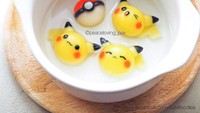 Pikachu dan bola pokemonnya ternyata bisa dimakan lho. Ronde warna kuning cerah ini pasti disukai anak-anak karena bentuknya menarik. Foto : instagram @peaceloving_pax  