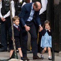 Gestur lambaian tangan pertama kali ia perlihatkan saat menjenguk adiknya, Pangeran Louise, yang baru saja lahir di Rumah Sakit St. Mary, London, Inggris, 23 April 2018 silam. Foto: Getty Images