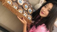 Wah, Hee Sun mendapa food truck berisi kue saat tengah syuting Room No 9. Wajahnya terlihat sangat manis, ya saat memegang kue bergambar dirinya itu? Foto: Instagram kimheesunfan