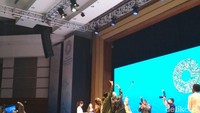 Saat berswafoto, Luhut masih konsisten dengan menunjukkan gaya satu jarinya.