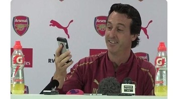 Di lain sisi, mungkin Ozil ketawa-ketawa kecil kayak Unai Emery ini ketika lihat skor Jerman lawan Belanda. Foto: Istimewa